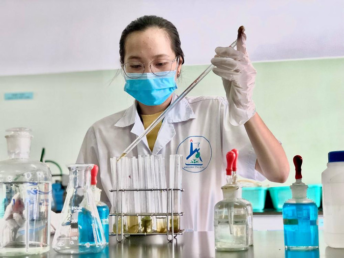 Châu Thanh Trúc, sinh viên TDTU là tác giả chính của bài báo Evaluation of Enzyme Protease Activity and Inhibition Effect on Pyricularia grisea with the Leaf Extract of Commela communis l đăng trong tạp chí Journal of Pure and Applied Microbiology (Scopus). Ảnh do Phó giáo sư Phạm Thanh Phong cung cấp. Châu Thanh Trúc, sinh viên TDTU là tác giả chính của bài báo Evaluation of Enzyme Protease Activity and Inhibition Effect on Pyricularia grisea with the Leaf Extract of Commela communis l đăng trong tạp chí Journal of Pure and Applied Microbiology (Scopus). Ảnh do Phó giáo sư Phạm Thanh Phong cung cấp.