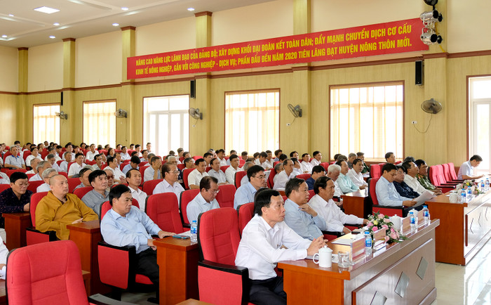 Đông đảo cử tri Hải Phòng đến tham dự buổi tiếp xúc cử tri sau kỳ họp thứ 5. (Ảnh: VGP)