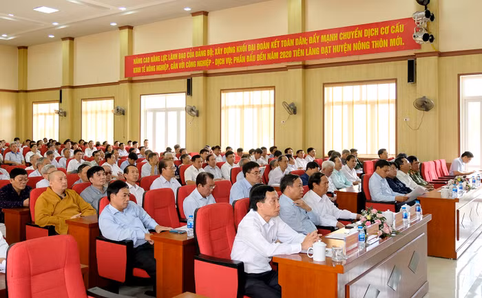 Đông đảo cử tri Hải Phòng đến tham dự buổi tiếp xúc cử tri sau kỳ họp thứ 5. (Ảnh: VGP)