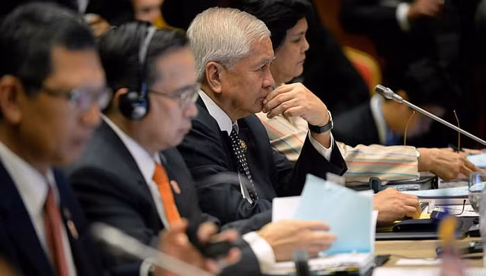 Ngoại trưởng Philippines Albert del Rosario (giữa) tại Hội nghị Thượng đỉnh ASEAN đang diễn ra tại Brunei Ngoại trưởng Philippines Albert del Rosario (giữa) tại Hội nghị Thượng đỉnh ASEAN đang diễn ra tại Brunei