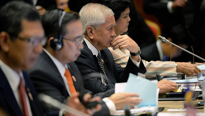 Ngoại trưởng Philippines Albert del Rosario (giữa) tại Hội nghị Thượng đỉnh ASEAN đang diễn ra tại Brunei Ngoại trưởng Philippines Albert del Rosario (giữa) tại Hội nghị Thượng đỉnh ASEAN đang diễn ra tại Brunei
