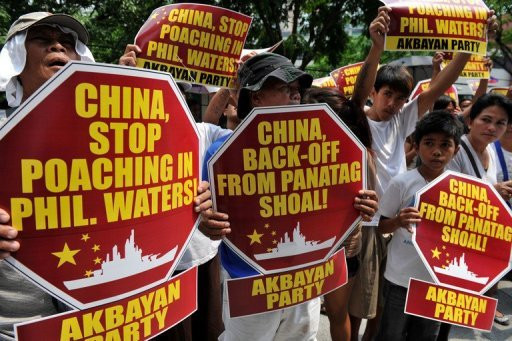 Dân Philippines biểu tình chống Trung Quốc chiếm quyền kiểm soát bãi cạn Scarborough của họ hồi năm ngoái Dân Philippines biểu tình chống Trung Quốc chiếm quyền kiểm soát bãi cạn Scarborough của họ hồi năm ngoái