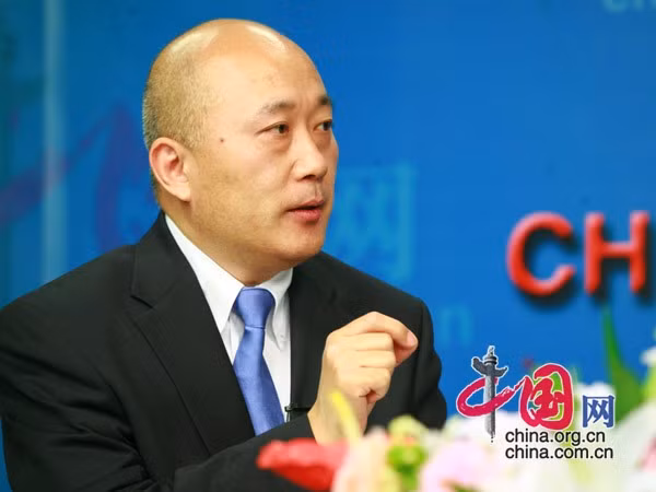 Giả Tú Đông, tác giả bài viết "đánh phủ đầu" Philippines trên tờ Nhân Dân nhật báo