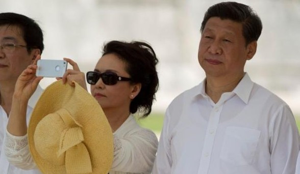 Bà Bành Lệ Viện dùng iPhone chụp ảnh khi tháp tùng ông Tập Cận Bình thăm Mexico Bà Bành Lệ Viện dùng iPhone chụp ảnh khi tháp tùng ông Tập Cận Bình thăm Mexico