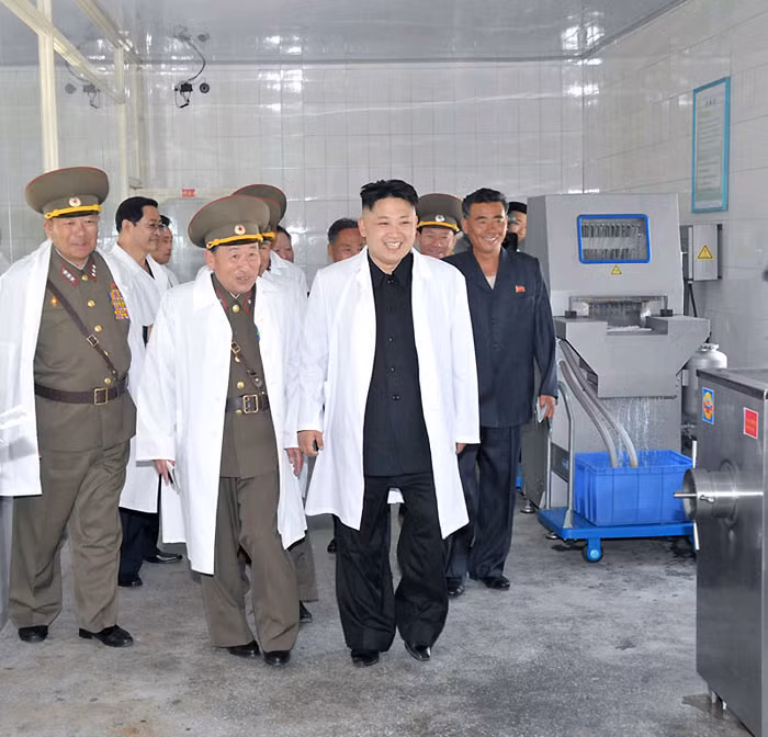 Nhà lãnh đạo Kim Jong-un thị sát một trại nuôi lợn của quân đội Triều Tiên