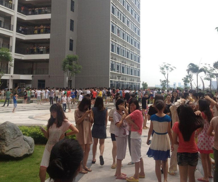 Người dân Nam Đầu nháo nhào chạy ra đường sau khi có cảnh báo động đất Người dân Nam Đầu nháo nhào chạy ra đường sau khi có cảnh báo động đất