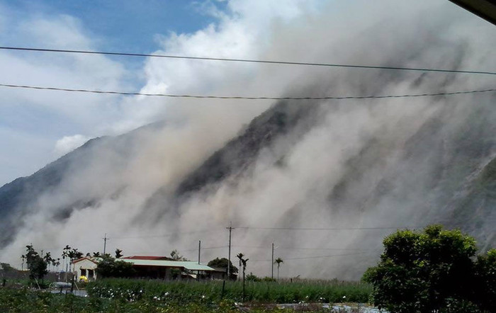 Khói bụi mù mịt do lở núi sau trận động đất chiều qua tại Nam Đầu, Đài Loan Khói bụi mù mịt do lở núi sau trận động đất chiều qua tại Nam Đầu, Đài Loan