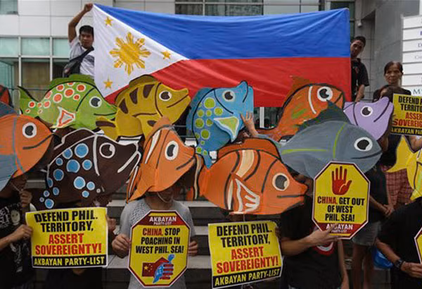 Những người biểu tình Philippines đeo "mặt nạ cá" biểu tình trước Lãnh sự quán Trung Quốc phản đối nước này bành trướng trên Biển Đông