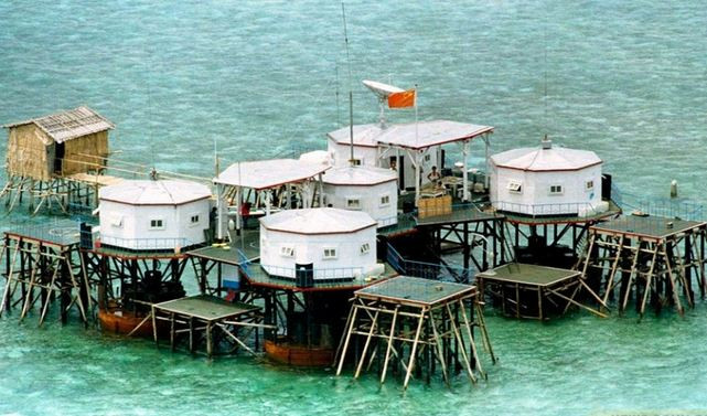 Nhà giàn hình bát giác trên cột thép Trung Quốc xây dựng trái phép tại Đá Vành Khăn năm 1995 Nhà giàn hình bát giác trên cột thép Trung Quốc xây dựng trái phép tại Đá Vành Khăn năm 1995