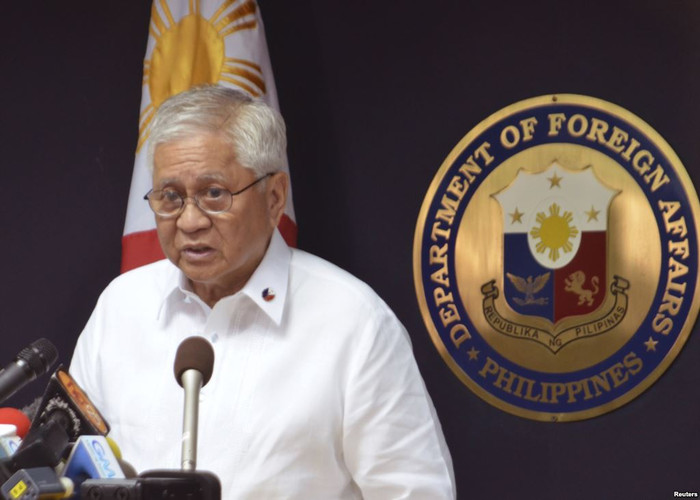 Ngoại trưởng Philippines Albert del Rosario đã phải lên tiếng rằng suốt 18 năm Philippines nỗ lực đàm phán song phương với Trung Quốc mà không đạt được bất cứ một tiến triển nào. Thậm chí Trung Quốc còn chiếm đoạt phi pháp quyền kiểm soát bãi cạn Scarborough của Philippines hồi năm ngoái Ngoại trưởng Philippines Albert del Rosario đã phải lên tiếng rằng suốt 18 năm Philippines nỗ lực đàm phán song phương với Trung Quốc mà không đạt được bất cứ một tiến triển nào. Thậm chí Trung Quốc còn chiếm đoạt phi pháp quyền kiểm soát bãi cạn Scarborough của Philippines hồi năm ngoái