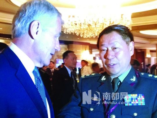 Thích Kiến Quốc (phải) và Tổng tham mưu trưởng Pháp sau hội đàm chiều qua