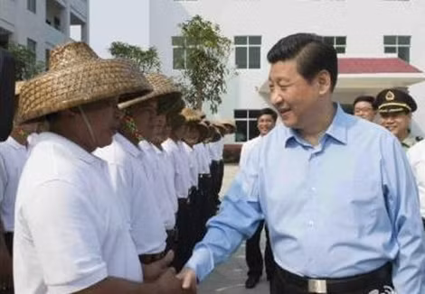 Tập Cận Bình thăm ngư dân - dân binh làng chài Đàm Môn tỉnh Hải Nam, động thái được xem như nhằm dọa dẫm các nước láng giềng có tranh chấp ở Biển Đông