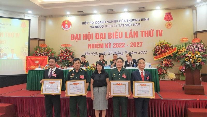 Các cá nhân, tập thể được trao tặng bằng khen tại Đại hội.