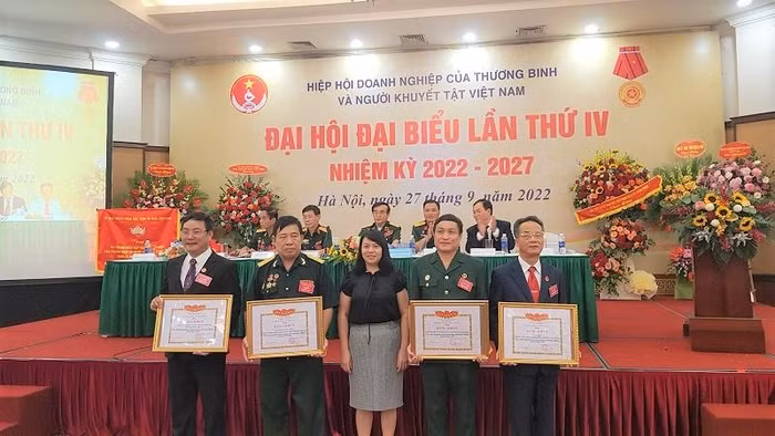 Các cá nhân, tập thể được trao tặng bằng khen tại Đại hội.