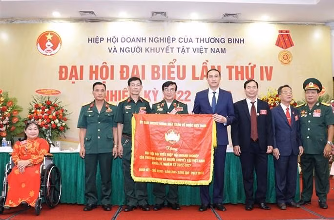Phó Chủ tịch Ủy ban Mặt trận Tổ quốc Việt Nam Phùng Khánh Tài trao tặng bức trướng cho lãnh đạo Hiệp hội.