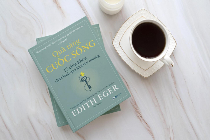 Cuốn sách “Quà tặng cuộc sống” của nhà tâm lý học nổi tiếng thế giới Edith Eger. Cuốn sách “Quà tặng cuộc sống” của nhà tâm lý học nổi tiếng thế giới Edith Eger.