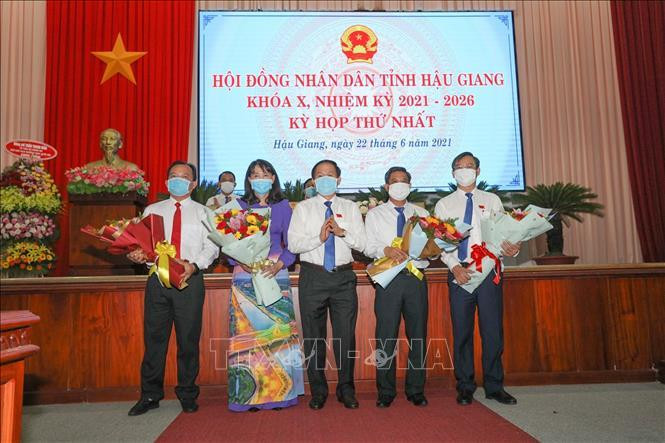 Ông Lê Tiến Châu, Ủy viên Trung ương Đảng, Bí thư Tỉnh ủy Hậu Giang tặng hoa chức mừng Chủ tịch, các Phó chủ tịch Ủy ban nhân dân tỉnh Hậu Giang, tại Kỳ họp thứ nhất Hội đồng nhân dân tỉnh Hậu Giang, ngày 22/6/2021. Ảnh: Duy Khương/TTXVN Ông Lê Tiến Châu, Ủy viên Trung ương Đảng, Bí thư Tỉnh ủy Hậu Giang tặng hoa chức mừng Chủ tịch, các Phó chủ tịch Ủy ban nhân dân tỉnh Hậu Giang, tại Kỳ họp thứ nhất Hội đồng nhân dân tỉnh Hậu Giang, ngày 22/6/2021. Ảnh: Duy Khương/TTXVN