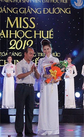 TS Lê Hoàng Thùy Dung, Đại học Ngoại ngữ với danh hiệu TS được khán giả bình chọn nhiều nhất. >>Những hotgirl xinh đẹp làm điên đảo cư dân mạng (P1) >>Những nữ sinh đẹp hơn cả búp bê Babie Những khoảnh khắc đáng yêu của Á hậu Dương Tú Anh Những hotgirl xinh đẹp làm "điên đảo" cư dân mạng (P3) Những hotgirl xinh đẹp làm "điên đảo" cư dân mạng (P2) Những nữ sinh đẹp hơn cả búp bê Barbie (P2)