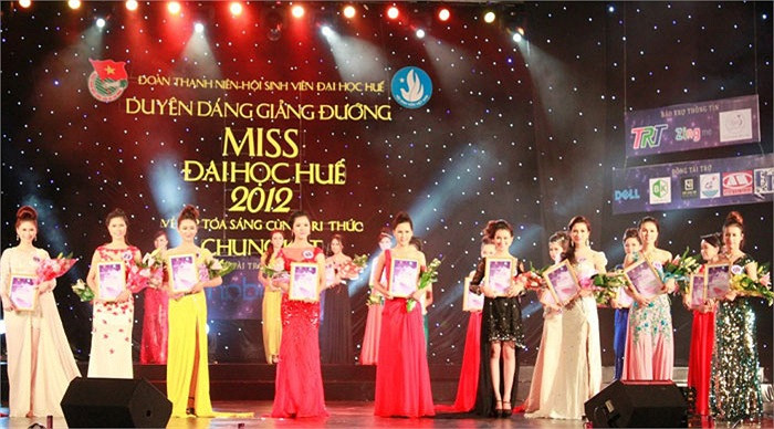 20 TS vượt qua phần thi thứ nhất - áo dài truyền thống để tiếp bước vào phần thứ 2 – phần thi trang phục thể thao. >>Những hotgirl xinh đẹp làm điên đảo cư dân mạng (P1) >>Những nữ sinh đẹp hơn cả búp bê Babie Những khoảnh khắc đáng yêu của Á hậu Dương Tú Anh Những hotgirl xinh đẹp làm "điên đảo" cư dân mạng (P3) Những hotgirl xinh đẹp làm "điên đảo" cư dân mạng (P2) Những nữ sinh đẹp hơn cả búp bê Barbie (P2)