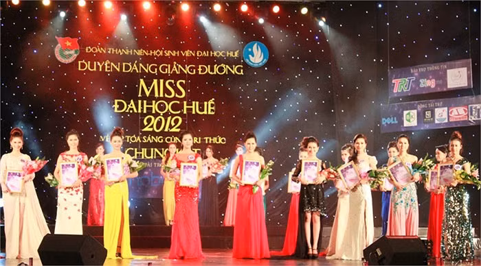 20 TS vượt qua phần thi thứ nhất - áo dài truyền thống để tiếp bước vào phần thứ 2 – phần thi trang phục thể thao. >>Những hotgirl xinh đẹp làm điên đảo cư dân mạng (P1) >>Những nữ sinh đẹp hơn cả búp bê Babie Những khoảnh khắc đáng yêu của Á hậu Dương Tú Anh Những hotgirl xinh đẹp làm "điên đảo" cư dân mạng (P3) Những hotgirl xinh đẹp làm "điên đảo" cư dân mạng (P2) Những nữ sinh đẹp hơn cả búp bê Barbie (P2)