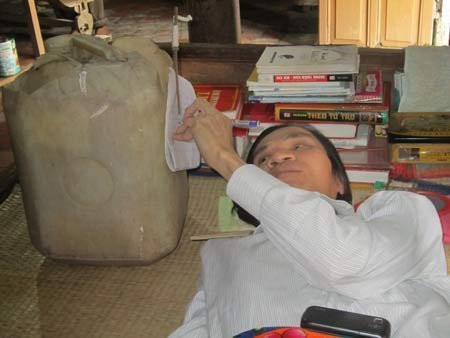 Anh Nguyễn Hữu Thắng viết chữ bằng tay trái. Anh Nguyễn Hữu Thắng viết chữ bằng tay trái.