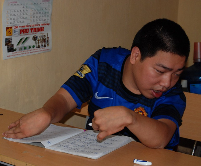 Phương châm của bà là "dạy" phải đi liền với "dỗ", điều đó đã giúp bà ở bên cạnh các em suốt 15 năm qua. Những hình ảnh xúc động... "Mẹ hiền của chúng con" Chùm ảnh: Ước mơ của trẻ thơ qua tranh vẽ Chùm ảnh: "Phiêu" cùng xe tự chế độc nhất vô nhị của học trò vùng cao Những bức ảnh đen trắng quý hiếm về học sinh thời chiến Phương châm của bà là "dạy" phải đi liền với "dỗ", điều đó đã giúp bà ở bên cạnh các em suốt 15 năm qua. Những hình ảnh xúc động... "Mẹ hiền của chúng con" Chùm ảnh: Ước mơ của trẻ thơ qua tranh vẽ Chùm ảnh: "Phiêu" cùng xe tự chế độc nhất vô nhị của học trò vùng cao Những bức ảnh đen trắng quý hiếm về học sinh thời chiến