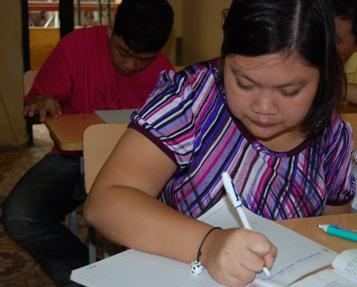 Những ngày hè nóng như đổ lửa hay mùa đông rét mướt, bà và học sinh đều đến trường, không bỏ một buổi học nào. Lớp học bắt đầu vào 8h sáng, kết thúc vào 10h30 mỗi ngày, từ thứ 2 đến thứ 6. Những hình ảnh xúc động... "Mẹ hiền của chúng con" Chùm ảnh: Ước mơ của trẻ thơ qua tranh vẽ Chùm ảnh: "Phiêu" cùng xe tự chế độc nhất vô nhị của học trò vùng cao Những bức ảnh đen trắng quý hiếm về học sinh thời chiến Những ngày hè nóng như đổ lửa hay mùa đông rét mướt, bà và học sinh đều đến trường, không bỏ một buổi học nào. Lớp học bắt đầu vào 8h sáng, kết thúc vào 10h30 mỗi ngày, từ thứ 2 đến thứ 6. Những hình ảnh xúc động... "Mẹ hiền của chúng con" Chùm ảnh: Ước mơ của trẻ thơ qua tranh vẽ Chùm ảnh: "Phiêu" cùng xe tự chế độc nhất vô nhị của học trò vùng cao Những bức ảnh đen trắng quý hiếm về học sinh thời chiến