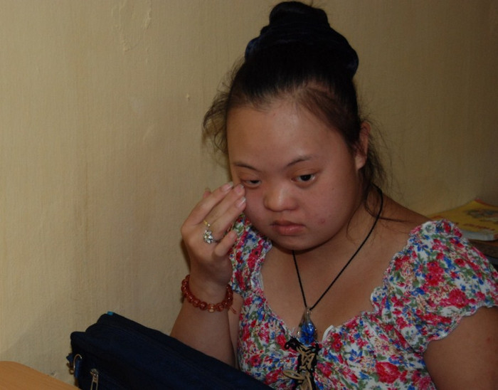 Bà Hồ Hương Nam chia sẻ, dạy học sinh bình thường cấp tiểu học đã vất vả nhưng dạy học sinh khuyết tật còn vất vả hơn nhiều lần. Để dạy cho các cháu một chữ O cũng phải mất đến 3 tháng. Những hình ảnh xúc động... "Mẹ hiền của chúng con" Chùm ảnh: Ước mơ của trẻ thơ qua tranh vẽ Chùm ảnh: "Phiêu" cùng xe tự chế độc nhất vô nhị của học trò vùng cao Những bức ảnh đen trắng quý hiếm về học sinh thời chiến Bà Hồ Hương Nam chia sẻ, dạy học sinh bình thường cấp tiểu học đã vất vả nhưng dạy học sinh khuyết tật còn vất vả hơn nhiều lần. Để dạy cho các cháu một chữ O cũng phải mất đến 3 tháng. Những hình ảnh xúc động... "Mẹ hiền của chúng con" Chùm ảnh: Ước mơ của trẻ thơ qua tranh vẽ Chùm ảnh: "Phiêu" cùng xe tự chế độc nhất vô nhị của học trò vùng cao Những bức ảnh đen trắng quý hiếm về học sinh thời chiến