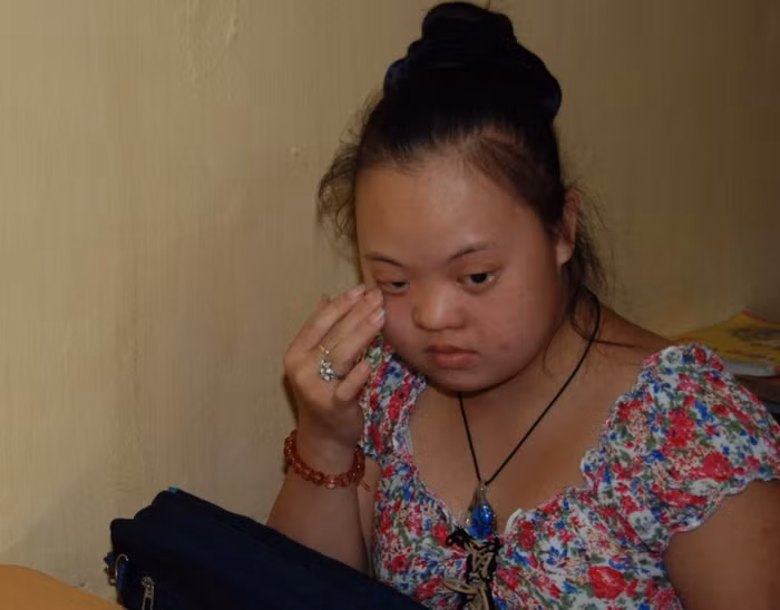 Bà Hồ Hương Nam chia sẻ, dạy học sinh bình thường cấp tiểu học đã vất vả nhưng dạy học sinh khuyết tật còn vất vả hơn nhiều lần. Để dạy cho các cháu một chữ O cũng phải mất đến 3 tháng. Những hình ảnh xúc động... "Mẹ hiền của chúng con" Chùm ảnh: Ước mơ của trẻ thơ qua tranh vẽ Chùm ảnh: "Phiêu" cùng xe tự chế độc nhất vô nhị của học trò vùng cao Những bức ảnh đen trắng quý hiếm về học sinh thời chiến