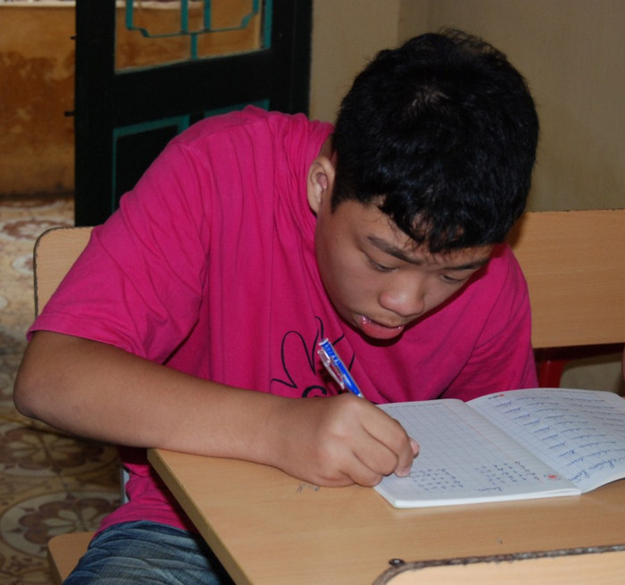 Lớp học 15 năm qua có nhiều học sinh thuộc nhóm khuyết tật khác nhau, lứa tuổi khác nhau, thời gian nhập học khác nhau nên bà thường phân lớp ra thành nhiều nhóm, mỗi nhóm khoảng 2-3 học sinh để dạy. Những hình ảnh xúc động... "Mẹ hiền của chúng con" Chùm ảnh: Ước mơ của trẻ thơ qua tranh vẽ Chùm ảnh: "Phiêu" cùng xe tự chế độc nhất vô nhị của học trò vùng cao Những bức ảnh đen trắng quý hiếm về học sinh thời chiến Lớp học 15 năm qua có nhiều học sinh thuộc nhóm khuyết tật khác nhau, lứa tuổi khác nhau, thời gian nhập học khác nhau nên bà thường phân lớp ra thành nhiều nhóm, mỗi nhóm khoảng 2-3 học sinh để dạy. Những hình ảnh xúc động... "Mẹ hiền của chúng con" Chùm ảnh: Ước mơ của trẻ thơ qua tranh vẽ Chùm ảnh: "Phiêu" cùng xe tự chế độc nhất vô nhị của học trò vùng cao Những bức ảnh đen trắng quý hiếm về học sinh thời chiến