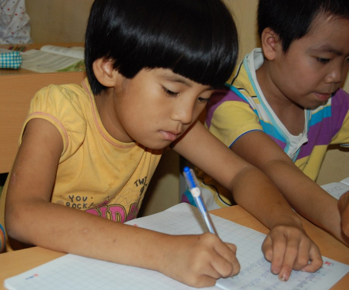 Ngày 15/11, lớp học tình thương đón nhận thêm 1 học sinh, hiện nay cả lớp có 16 cháu. Các em đều thuộc dạng khuyết tật như trẻ em câm, điếc bẩm sinh, có trẻ em tự kỷ, bị bệnh down. Trong lớp có 2 cháu thành tích nổi trội: cháu Đỗ Kim Thúy (23 tuổi) bị liệt nửa người viết chữ rất đẹp, cháu Lưu Hồng Dương (30 tuổi, học 14 năm nay tại lớp) đọc được báo một cách trôi chảy. Những hình ảnh xúc động... "Mẹ hiền của chúng con" Chùm ảnh: Ước mơ của trẻ thơ qua tranh vẽ Chùm ảnh: "Phiêu" cùng xe tự chế độc nhất vô nhị của học trò vùng cao Những bức ảnh đen trắng quý hiếm về học sinh thời chiến Ngày 15/11, lớp học tình thương đón nhận thêm 1 học sinh, hiện nay cả lớp có 16 cháu. Các em đều thuộc dạng khuyết tật như trẻ em câm, điếc bẩm sinh, có trẻ em tự kỷ, bị bệnh down. Trong lớp có 2 cháu thành tích nổi trội: cháu Đỗ Kim Thúy (23 tuổi) bị liệt nửa người viết chữ rất đẹp, cháu Lưu Hồng Dương (30 tuổi, học 14 năm nay tại lớp) đọc được báo một cách trôi chảy. Những hình ảnh xúc động... "Mẹ hiền của chúng con" Chùm ảnh: Ước mơ của trẻ thơ qua tranh vẽ Chùm ảnh: "Phiêu" cùng xe tự chế độc nhất vô nhị của học trò vùng cao Những bức ảnh đen trắng quý hiếm về học sinh thời chiến