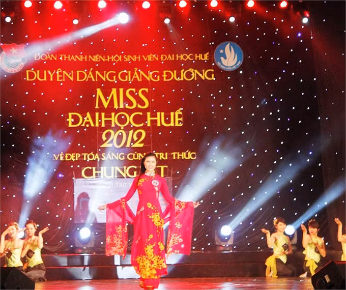 Tha thướt tà áo dài. >>Những hotgirl xinh đẹp làm điên đảo cư dân mạng (P1) >>Những nữ sinh đẹp hơn cả búp bê Babie Những khoảnh khắc đáng yêu của Á hậu Dương Tú Anh Những hotgirl xinh đẹp làm "điên đảo" cư dân mạng (P3) Những hotgirl xinh đẹp làm "điên đảo" cư dân mạng (P2) Những nữ sinh đẹp hơn cả búp bê Barbie (P2)