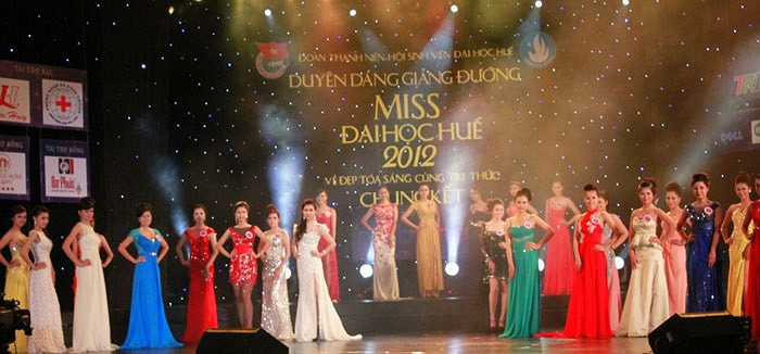 30 thí sinh lọt vào đêm chung kết Miss Đại học Huế mỗi người mang cho mình một phong cách, vẻ đẹp rất riêng của người con gái Việt Nam dịu dàng, duyên dáng. >>Những hotgirl xinh đẹp làm điên đảo cư dân mạng (P1) >>Những nữ sinh đẹp hơn cả búp bê Babie Những khoảnh khắc đáng yêu của Á hậu Dương Tú Anh Những hotgirl xinh đẹp làm "điên đảo" cư dân mạng (P3) Những hotgirl xinh đẹp làm "điên đảo" cư dân mạng (P2) Những nữ sinh đẹp hơn cả búp bê Barbie (P2)