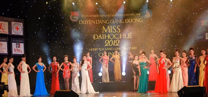 30 thí sinh lọt vào đêm chung kết Miss Đại học Huế mỗi người mang cho mình một phong cách, vẻ đẹp rất riêng của người con gái Việt Nam dịu dàng, duyên dáng. >>Những hotgirl xinh đẹp làm điên đảo cư dân mạng (P1) >>Những nữ sinh đẹp hơn cả búp bê Babie Những khoảnh khắc đáng yêu của Á hậu Dương Tú Anh Những hotgirl xinh đẹp làm "điên đảo" cư dân mạng (P3) Những hotgirl xinh đẹp làm "điên đảo" cư dân mạng (P2) Những nữ sinh đẹp hơn cả búp bê Barbie (P2)