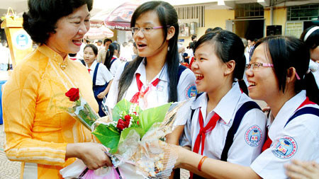 Những bông hoa tươi thắm, những nụ cười ấm áp của họ trò dành tặng cô. Chỉ có vậy thôi, nhưng thật ý nghĩa, thật đáng quý, và cô sẽ nhớ mãi giây phút này. Ảnh minh họa. (Nguồn Internet) Những bông hoa tươi thắm, những nụ cười ấm áp của họ trò dành tặng cô. Chỉ có vậy thôi, nhưng thật ý nghĩa, thật đáng quý, và cô sẽ nhớ mãi giây phút này. Ảnh minh họa. (Nguồn Internet)