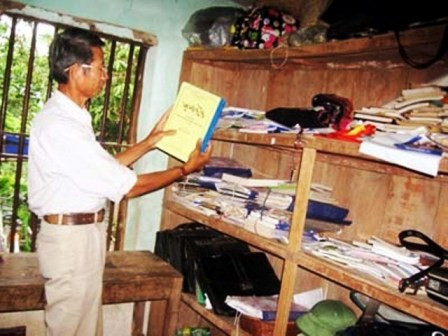 Thầy Hà Nam Ninh miệt mài nghiên cứu, giảng dạy tiếng Thái cho người dân tộc mình. Thầy Hà Nam Ninh miệt mài nghiên cứu, giảng dạy tiếng Thái cho người dân tộc mình.