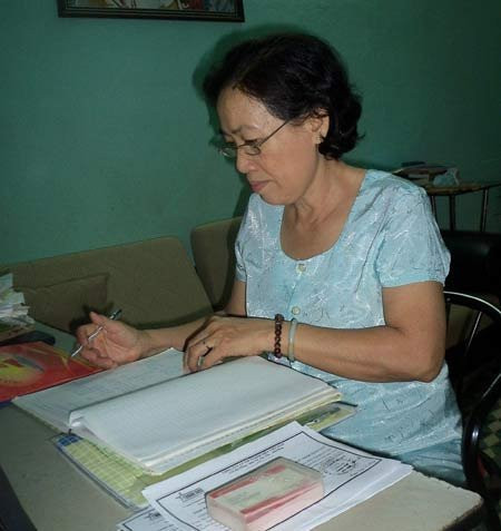 Cô Bích soạn bài trước khi lên lớp dạy. Cô Bích soạn bài trước khi lên lớp dạy.