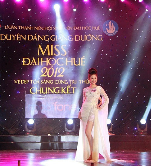 Vẻ đẹp rất duyên Lê Hoàng Thùy Dung (Đại học Ngoại Ngữ) với những bước sải không kém cạnh các diễn viên người mẫu chuyên nghiệp trong trang phục dạ hội. >>Những hotgirl xinh đẹp làm điên đảo cư dân mạng (P1) >>Những nữ sinh đẹp hơn cả búp bê Babie Những khoảnh khắc đáng yêu của Á hậu Dương Tú Anh Những hotgirl xinh đẹp làm "điên đảo" cư dân mạng (P3) Những hotgirl xinh đẹp làm "điên đảo" cư dân mạng (P2) Những nữ sinh đẹp hơn cả búp bê Barbie (P2)