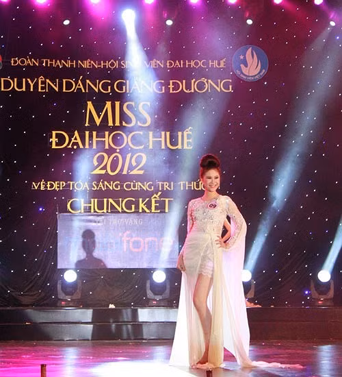 Vẻ đẹp rất duyên Lê Hoàng Thùy Dung (Đại học Ngoại Ngữ) với những bước sải không kém cạnh các diễn viên người mẫu chuyên nghiệp trong trang phục dạ hội. >>Những hotgirl xinh đẹp làm điên đảo cư dân mạng (P1) >>Những nữ sinh đẹp hơn cả búp bê Babie Những khoảnh khắc đáng yêu của Á hậu Dương Tú Anh Những hotgirl xinh đẹp làm "điên đảo" cư dân mạng (P3) Những hotgirl xinh đẹp làm "điên đảo" cư dân mạng (P2) Những nữ sinh đẹp hơn cả búp bê Barbie (P2)