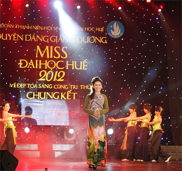 Lộng lẫy trong tà áo dài truyền thống, thế mạnh của nữ sinh Huế. >>Những hotgirl xinh đẹp làm điên đảo cư dân mạng (P1) >>Những nữ sinh đẹp hơn cả búp bê Babie Những khoảnh khắc đáng yêu của Á hậu Dương Tú Anh Những hotgirl xinh đẹp làm "điên đảo" cư dân mạng (P3) Những hotgirl xinh đẹp làm "điên đảo" cư dân mạng (P2) Những nữ sinh đẹp hơn cả búp bê Barbie (P2)