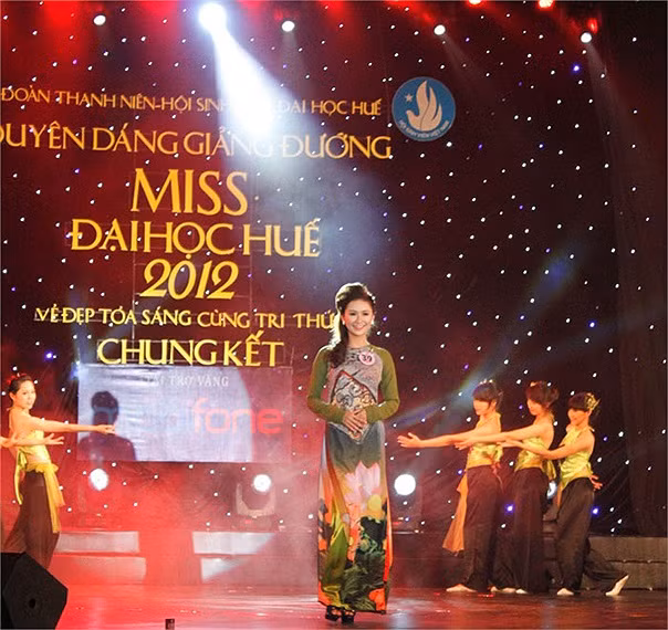 Lộng lẫy trong tà áo dài truyền thống, thế mạnh của nữ sinh Huế. >>Những hotgirl xinh đẹp làm điên đảo cư dân mạng (P1) >>Những nữ sinh đẹp hơn cả búp bê Babie Những khoảnh khắc đáng yêu của Á hậu Dương Tú Anh Những hotgirl xinh đẹp làm "điên đảo" cư dân mạng (P3) Những hotgirl xinh đẹp làm "điên đảo" cư dân mạng (P2) Những nữ sinh đẹp hơn cả búp bê Barbie (P2)