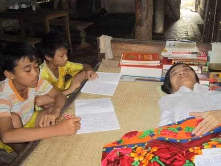 Thầy Thắng và các học trò làng. Thầy Thắng và các học trò làng.