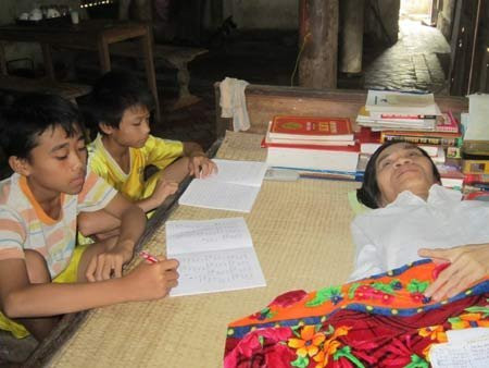 Thầy Thắng và các học trò làng. Thầy Thắng và các học trò làng.