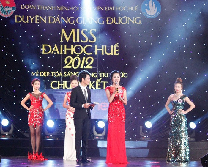 TS Nguyễn Thị Kim Yến (SBD 49) – Khoa Giáo dục thể chất (Đại học Huế) tự tin trả lời các câu hỏi MC dẫn chương trình. >>Những hotgirl xinh đẹp làm điên đảo cư dân mạng (P1) >>Những nữ sinh đẹp hơn cả búp bê Babie Những khoảnh khắc đáng yêu của Á hậu Dương Tú Anh Những hotgirl xinh đẹp làm "điên đảo" cư dân mạng (P3) Những hotgirl xinh đẹp làm "điên đảo" cư dân mạng (P2) Những nữ sinh đẹp hơn cả búp bê Barbie (P2)