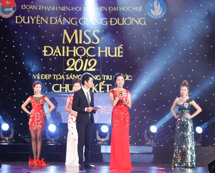 TS Nguyễn Thị Kim Yến (SBD 49) – Khoa Giáo dục thể chất (Đại học Huế) tự tin trả lời các câu hỏi MC dẫn chương trình. >>Những hotgirl xinh đẹp làm điên đảo cư dân mạng (P1) >>Những nữ sinh đẹp hơn cả búp bê Babie Những khoảnh khắc đáng yêu của Á hậu Dương Tú Anh Những hotgirl xinh đẹp làm "điên đảo" cư dân mạng (P3) Những hotgirl xinh đẹp làm "điên đảo" cư dân mạng (P2) Những nữ sinh đẹp hơn cả búp bê Barbie (P2)