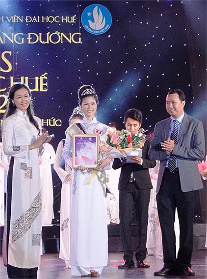 Á hậu 2 Việt Nam năm 2010 Thùy Trang (bên trái ngoài cùng) trao tặng vương miện cho danh hiệu Miss Đại học Huế 2012 cho TS Nguyễn Thị Như Ý đến từ Trường Đại học Kinh tế Huế. >>Những hotgirl xinh đẹp làm điên đảo cư dân mạng (P1) >>Những nữ sinh đẹp hơn cả búp bê Babie Những khoảnh khắc đáng yêu của Á hậu Dương Tú Anh Những hotgirl xinh đẹp làm "điên đảo" cư dân mạng (P3) Những hotgirl xinh đẹp làm "điên đảo" cư dân mạng (P2) Những nữ sinh đẹp hơn cả búp bê Barbie (P2)