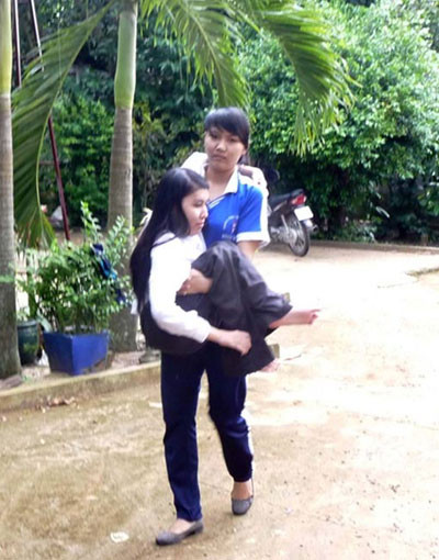 10 năm qua An cõng chị đến trường. 10 năm qua An cõng chị đến trường.