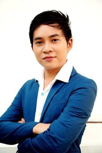 Thầy giáo gây sốt cộng đồng mạng Nguyễn Hoàng Khắc Hiếu.