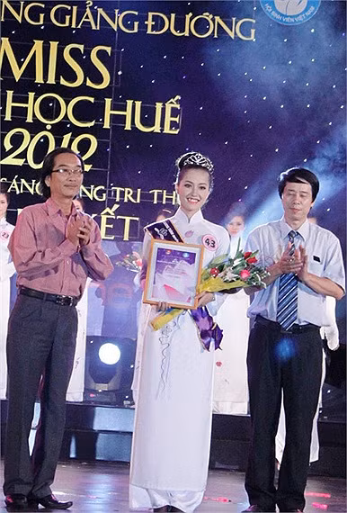 Bùi Huyền Trang (SBD 43) tươi tắn trong giờ phút nhận danh hiệu Miss tài năng Đại học Huế từ BTC. >>Những hotgirl xinh đẹp làm điên đảo cư dân mạng (P1) >>Những nữ sinh đẹp hơn cả búp bê Babie Những khoảnh khắc đáng yêu của Á hậu Dương Tú Anh Những hotgirl xinh đẹp làm "điên đảo" cư dân mạng (P3) Những hotgirl xinh đẹp làm "điên đảo" cư dân mạng (P2) Những nữ sinh đẹp hơn cả búp bê Barbie (P2)
