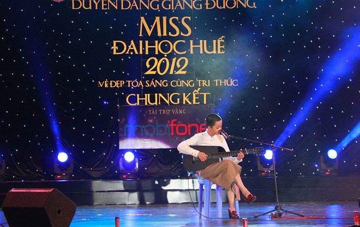 Ca sĩ Lê Cát Trọng Lý với phần biểu diễn văn nghệ đặc sắc. >>Những hotgirl xinh đẹp làm điên đảo cư dân mạng (P1) >>Những nữ sinh đẹp hơn cả búp bê Babie Những khoảnh khắc đáng yêu của Á hậu Dương Tú Anh Những hotgirl xinh đẹp làm "điên đảo" cư dân mạng (P3) Những hotgirl xinh đẹp làm "điên đảo" cư dân mạng (P2) Những nữ sinh đẹp hơn cả búp bê Barbie (P2)